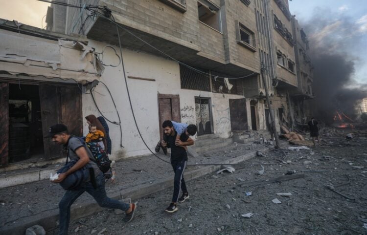 Παλαιστίνιοι απομακρύνονται από σημείο όπου σημειώθηκε χτύπημα του ισραηλινού στρατού στη Λωρίδα της Γάζας (φωτ.: EPA/Mohammed Saber)