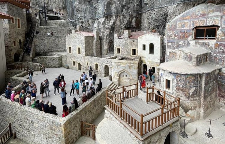 Tο εσωτερικό της Παναγίας Σουμελά (φωτ.: Facebook /  Trabzon (Yemekler-Coğrafya-Kültür / Yhn Yhn)