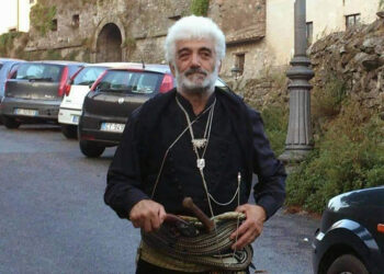O Παναγιώτης Μουρατίδης με ποντιακή φορεσιά (φωτ.: Facebook / Εύξεινος Λέσχη Βέροιας)