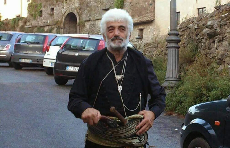 O Παναγιώτης Μουρατίδης με ποντιακή φορεσιά (φωτ.: Facebook / Εύξεινος Λέσχη Βέροιας)