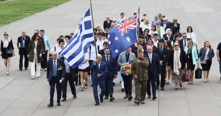 Παρέλαση από το ελληνικό παράρτημα του RSL και μέλη της ελληνικής κοινότητας της Μελβούρνης  (φωτ.: neoskosmos.com/Κωνσταντίνος Ντεβές)
