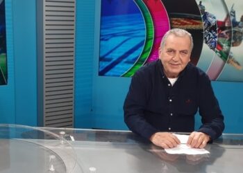 Ο Πάρις Καλημερίδης στο τηλεοπτικό στούντιο (φωτ.: facebook/Πάρις Καλημερίδης)