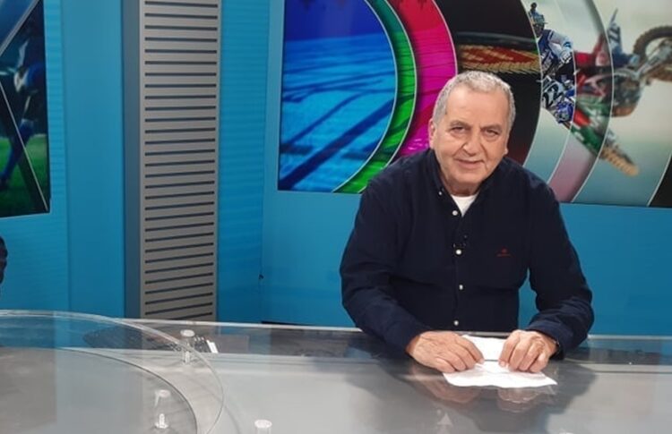 Ο Πάρις Καλημερίδης στο τηλεοπτικό στούντιο (φωτ.: facebook/Πάρις Καλημερίδης)