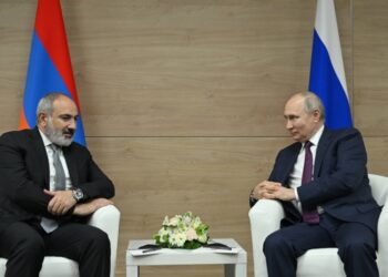 Από αριστερά, ο Αρμένιος πρωθυπουργός Νικόλ Πασινιάν και ο Ρώσος πρόεδρος Βλαντίμιρ Πούτιν, στο Σότσι, τον περασμένο Ιούνιο (φωτ.: EPA/Ramil Sitdikov/Sputnik/Γραφείο Τύπου της Ρωσικής Κυβέρνησης)