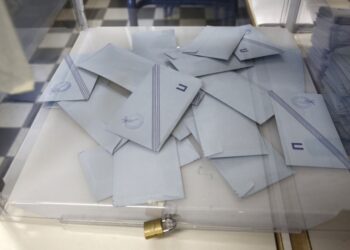 Ψηφοδέλτια σε κάλπη κατά τη διάρκεια των Αυτοδιοικητικών και Περιφερειακών εκλογών (φωτ.: ΑΠΕ-ΜΠΕ/ Γιάννης Κολεσίδης)