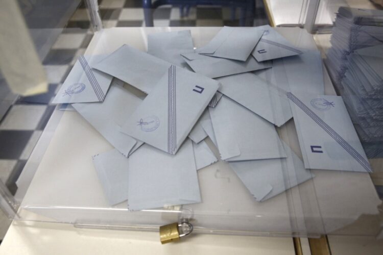 Ψηφοδέλτια σε κάλπη κατά τη διάρκεια των Αυτοδιοικητικών και Περιφερειακών εκλογών (φωτ.: ΑΠΕ-ΜΠΕ/ Γιάννης Κολεσίδης)