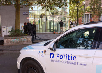 Περιπολικό κοντά στο σημείο όπου έπεσαν νεκροί οι δύο Σουηδοί, κατά τη διάρκεια τρομοκρατικής επίθεσης με καλάσνικοφ (φωτ.: EPA / Olivier Hoslet)
