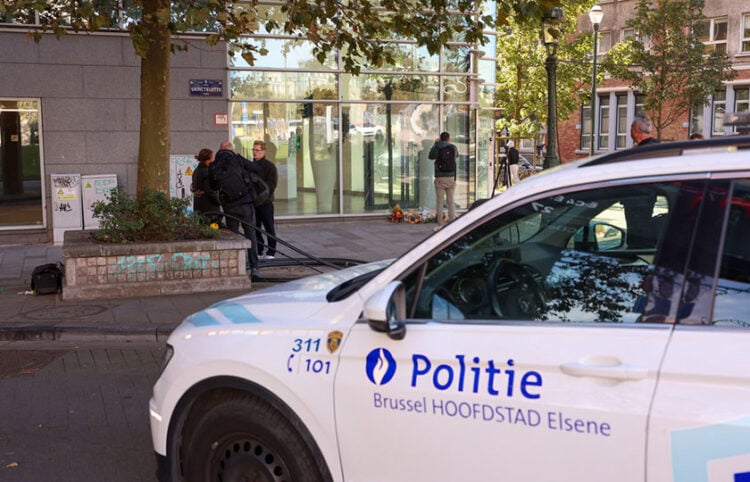 Περιπολικό κοντά στο σημείο όπου έπεσαν νεκροί οι δύο Σουηδοί, κατά τη διάρκεια τρομοκρατικής επίθεσης με καλάσνικοφ (φωτ.: EPA / Olivier Hoslet)