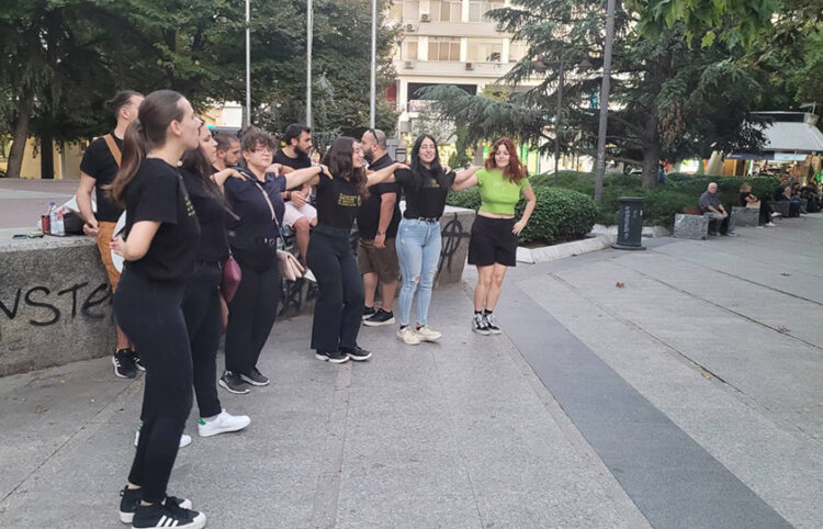 Ποντιακοί χοροί από τα μέλη του Μορφωτικού Συλλόγου Ποντίων Φοιτητών και Σπουδαστών Ν. Λάρισας (φωτ.: onlarissa.gr)