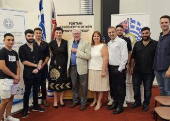 Ο δρ. Άλφρεντ Βίνσεντ (κέντρο) με τους Πόντιους και τους Κρήτες μουσικούς, καθώς και στελέχη των δύο συλλόγων (φωτ.: facebook/Cretan Association of Sydney & NSW)