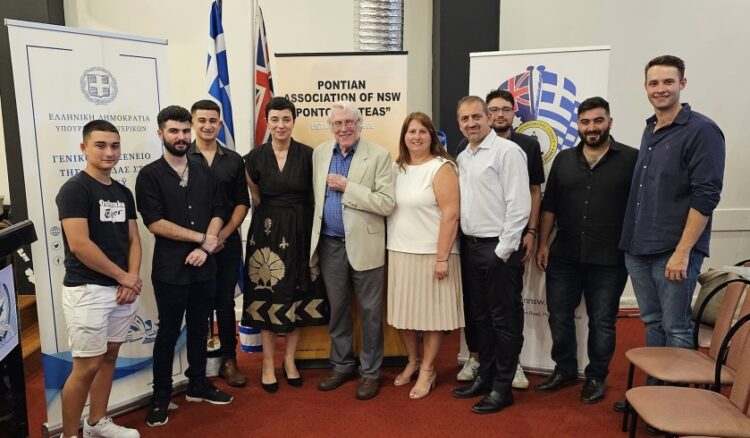 Ο δρ. Άλφρεντ Βίνσεντ (κέντρο) με τους Πόντιους και τους Κρήτες μουσικούς, καθώς και στελέχη των δύο συλλόγων (φωτ.: facebook/Cretan Association of Sydney & NSW)