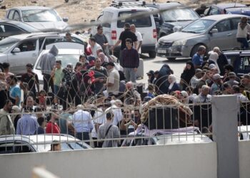 Παλαιστίνιοι με διπλή υπηκοότητα περιμένουν να ανοίξει η συνοριακή διέλευση της Ράφα, προκειμένου να διαφύγουν από τη Λωρίδα της Γάζας (φωτ.: EPA/Haitham Imad)