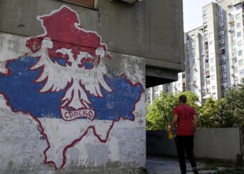 Άνδρας στο Βελιγράφι προσπερνά τοιχογραφία με το χάρτη του Κοσόβου που αναγράφει «Σερβικό». Αρκετοί είναι οι Σέρβοι που θεωρούν το Κόσοβο εθνικό και θρησκευτικό λίκνο της πατρίδας τους (φωτ.: EPA/Andrej Cukic)