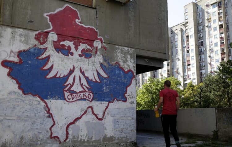Άνδρας στο Βελιγράδι προσπερνά τοιχογραφία με το χάρτη του Κοσόβου που αναγράφει «Σερβικό». Αρκετοί είναι οι Σέρβοι που θεωρούν το Κόσοβο εθνικό και θρησκευτικό λίκνο της πατρίδας τους (φωτ.: EPA/Andrej Cukic)