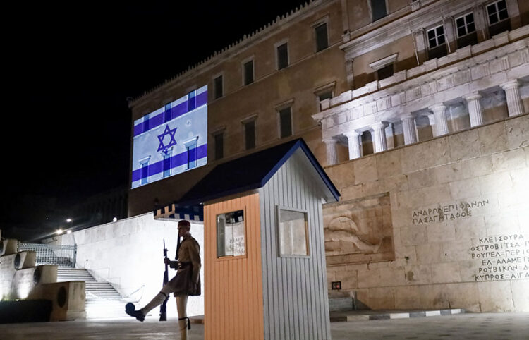 Η σημαία του Ισραήλ στην πρόσοψη της Βουλής (φωτ.: EUROKINISSI / Κώστας Τζούμας)