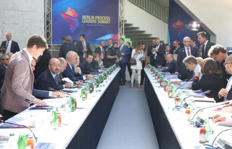 Στιγμιότυπο από τη Σύνοδο Κορυφής της Διαδικασίας του Βερολίνου, η οποία πραγματοποιείται στα Τίρανα. Τρίτος από δεξιά, διακρίνεται ο πρωθυπουργός Κυριάκος Μητσοτάκης (φωτ.: ΑΠΕ-ΜΠΕ/consilium/Dario Pignatelli)
