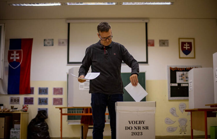 Σλοβάκος ψηφίζει για την επόμενη κυβέρνηση (φωτ.: EPA / Martin Divisek)