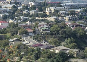 Γενική άποψη του Στεπανακέρτ, της πρωτεύουσας του Αρτσάχ, η οποία έχει μετατραπεί σε πόλη-φάντασμα (φωτ.: EPA/Roman Ismayilov)