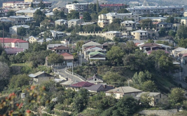 Γενική άποψη του Στεπανακέρτ, της πρωτεύουσας του Αρτσάχ, η οποία έχει μετατραπεί σε πόλη-φάντασμα (φωτ.: EPA/Roman Ismayilov)