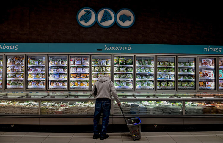 Καταναλωτής στο τμήμα κατεψυγμένων ενός σουπερμάρκετ (φωτ.: EUROKINISSI)