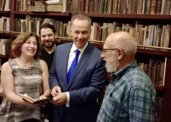 Ο πρέσβης Κωνσταντίνος Κούτρας με τους υπεύθυνους της βιβλιοθήκης (φωτ.: Facebook / Sismanoglio Megaro - Consulate General of Greece in Istanbul)