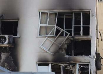 Βομβαρδισμένο κτήριο κατοικιών στο Τελ Αβίβ
(φωτ.: EPA / Abir Sultan)