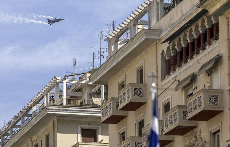 Διελεύσεις μαχητικών αεροσκαφών πάνω από την πόλη της Θεσσαλονίκης (φωτ.: ΜΟΤΙΟΝΤΕΑΜ / Βασίλης Βερβερίδης)