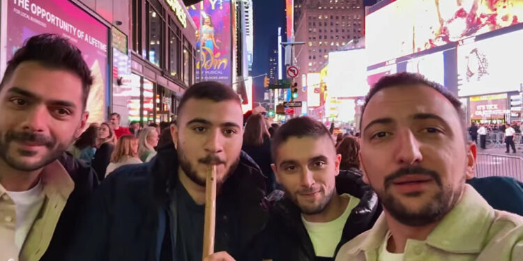 Αυτοί είναι οι 4 Πόντιοι στην Times Square (φωτ.: Facebook / Christos Kaliontzidis)