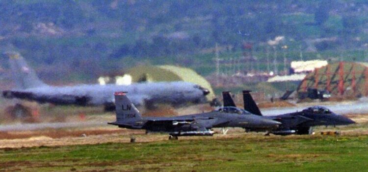 Τουρκικά αεροσκάφη σε βάση στη νότια Τουρκία μετά από επιχείρηση κατά «τρομοκρατικών στόχων» στο βόρειο Ιράκ (φωτ.: EPA/STRINGER)