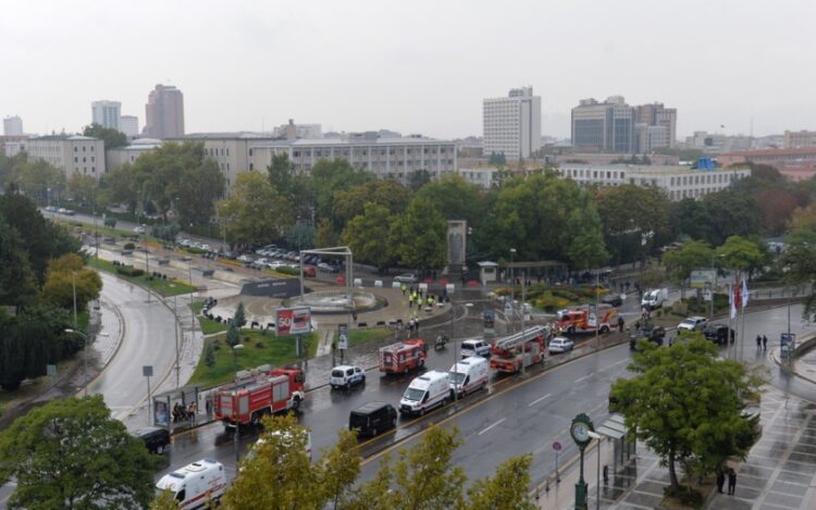 Τουρκικές δυνάμεις ασφαλείας έχουν κατακλύσει την περιοχή όπου σημειώθηκε η επίθεση αυτοκτονίας το πρωί της Κυριακής στην Άγκυρα (φωτ.: EPA/Necati Savas)