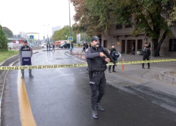 Τούρκοι αστυνομικοί φρουρούν το σημείο όπου σημειώθηκε η επίθεση αυτοκτονίας την περασμένη Κυριακή, στην Άγκυρα (φωτ.: EPA/Necati Savas)