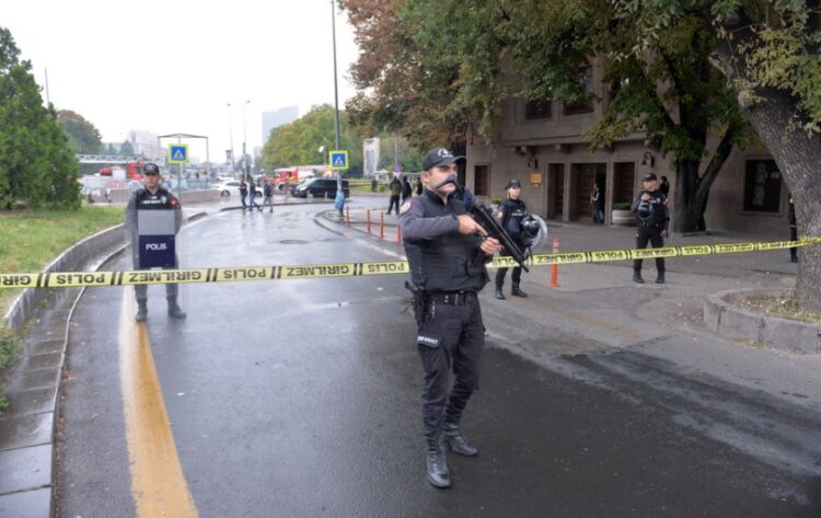 Τούρκοι αστυνομικοί φρουρούν το σημείο όπου σημειώθηκε η επίθεση αυτοκτονίας την περασμένη Κυριακή, στην Άγκυρα (φωτ.: EPA/Necati Savas)
