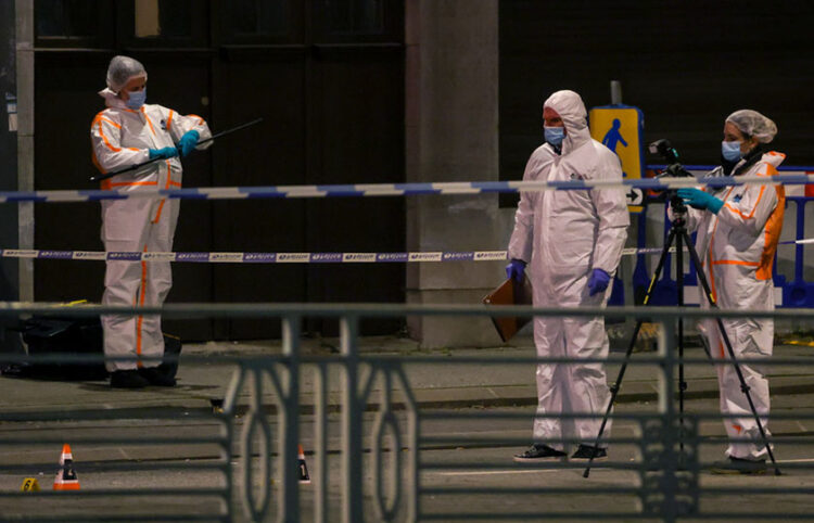 Αστυνομικοί από το Εγκληματολογικό στο σημείο της επίθεσης, στην καρδιά των Βρυξελλών (φωτ.: EPA / Olivier Hoslet)
