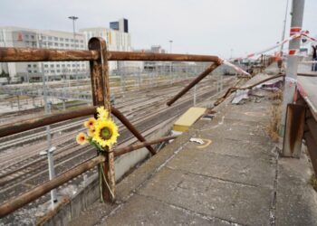 Λίγα λουλούδια στο σημείο όπου έπεσε το λεωφορείο παρασύροντας στο θάνατο 21 ανθρώπους. Διακρίνεται το κιγκλίδωμα, το οποίο φαίνεται παλιό και σκουριασμένο (φωτ.: EPA/Marco Albertini)