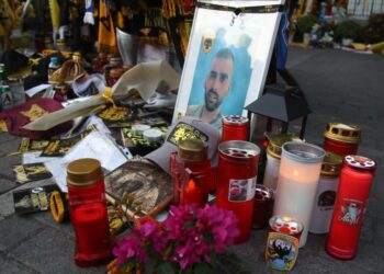 Λουλούδια και αναμνηστικά σε αυτοσχέδιο βωμό στο σημείο όπου δολοφονήθηκε ο Μιχάλης Κατσούρης (φωτ.: EUROKINISSI/Μάρκος Χουζούρης)