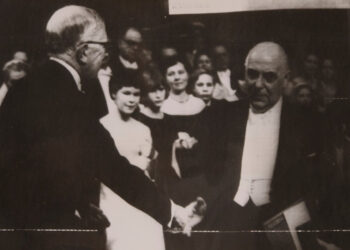 Ο Γιώργος Σεφέρης παραλαμβάνει το Βραβείο Νόμπελ από τον Σουηδό βασιλιά Γουστάβο στις 10 Δεκεμβρίου 1963 (πηγή: Μουσείο Τηλεπικοινωνιών Ομίλων ΟΤΕ)