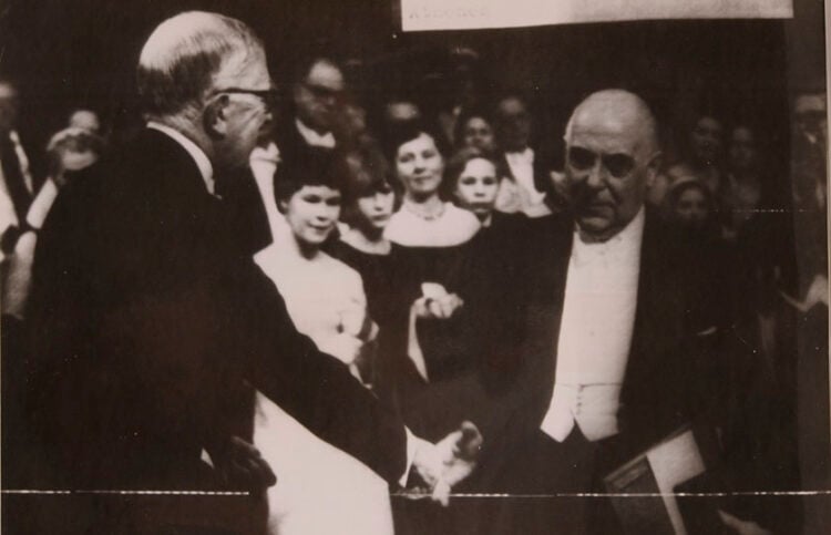 Ο Γιώργος Σεφέρης παραλαμβάνει το Βραβείο Νόμπελ από τον Σουηδό βασιλιά Γουστάβο στις 10 Δεκεμβρίου 1963 (πηγή: Μουσείο Τηλεπικοινωνιών Ομίλων ΟΤΕ)