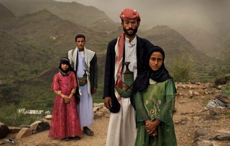 Βραβευμένη φωτογραφία για το περιοδικό «National Geographic», δείχνει δύο ζευγάρια με παιδιά-νύφες στην Υεμένη, όπου τα κορίτσια εξαναγκάστηκαν να παντρευτούν 25χρονους άνδρες ενώ ήταν μόλις 6 ετών (φωτ.: EPA/Stephanie Sinclair)