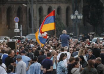 Η σημαία του Αρτσάχ ανεμίζει στη διάρκεια διαδήλωσης στο Γερεβάν, στα τέλη Σεπτεμβρίου, λίγες ημέρες μετά τη στρατιωτική επιχείρηση του Αζερμπαϊτζάν, η οποία οδήγησε σε φυγή περισσότερους από 100.000 Αρμένιους (φωτ.: EPA/Anatoly Maltsev)