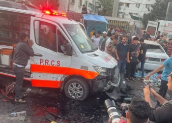 Ασθενοφόρο που δέχθηκε ισραηλινό πλήγμα στη Λωρίδα της Γάζας (φωτ.: twitter.com/ytirawi)