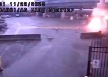 Η στιγμή της έκρηξης του οχήματος στη γέφυρα Ρέινμποου όπως καταγράφηκε από κάμερες ασφαλείας (φωτ.: twitter.com/BNONews)