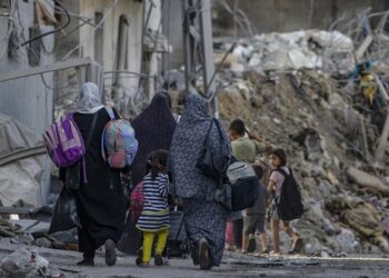 Γυναικόπαιδα εγκαταλείπουν τη Γάζα την ώρα που συνεχίζονται οι επιχειρήσεις του ισραηλινού στρατού (φωτ.: EPA/Mohammed Saber)