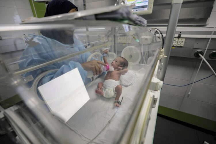 Βρέφος σε θερμοκοιτίδα νοσοκομείου της Γάζας (φωτ.: EPA/Haitham Imad)