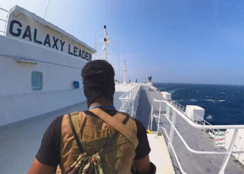 Αντάρτης Χούθι πάνω στο φορτηγό πλοίο «Galaxy Leader» στην Ερυθρά Θάλασσα (φωτ.: EPA / Houthis Media Center)