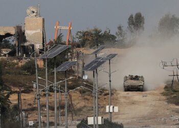 Ισραηλινό τανκ στην περιοχή Salah Al Din στην κεντρική Γάζα (φωτ. : EPA/Mohammed Saber)
