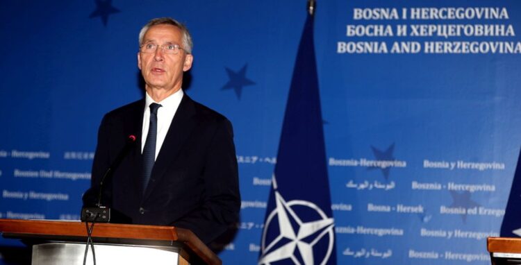 Ο γ.γ. του NATO Γενς Στόλτενμπεργκ, σήμερα, στο Σαράγεβο (φωτ.: EPA/FEHIM DEMIR)
