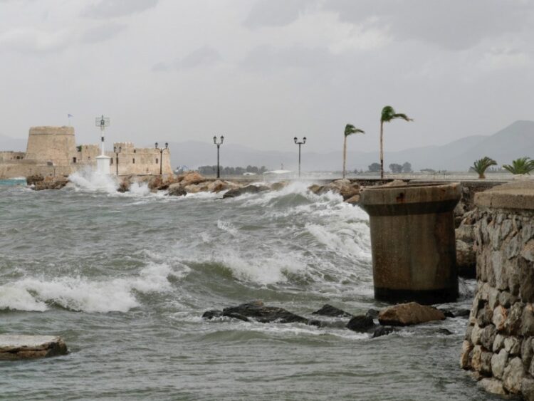 Μεγάλα κύματα χτυπούν τις ακτές του Ναυπλίου (φωτ.: ΑΠΕ-ΜΠΕ / Ευάγγελος Μπουγιώτης)
