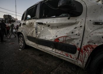 Όχημα κοντά στο νοσοκομείο Αλ Σίφα στη Λωρίδα της Γάζας, μετά την ισραηλινή επιδρομή (φωτ.: EPA/ Mohammed Saber)