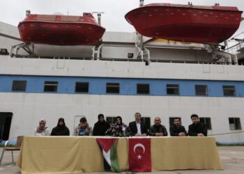Εικόνα από το 2013, μπροστά από το πλοίο «Mavi Marmara». Τρία χρόνια μετά το επεισόδιο, οι συγγενείς των 9 Τούρκων υπηκόων που σκοτώθηκαν κατά την ισραηλινή επιχείρηση ανακοινώνουν ότι θα κάνουν αγωγή κατά του Ισραήλ (φωτ. αρχείου: EPA/ Sedat Suna)