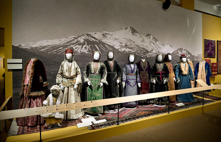 Φορεσιές στην έκθεση «Μικρά Ασία: Λάμψη-Καταστροφή-Ξεριζωμός-Δημιουργία» στο Μουσείο Μπενάκη (φωτ.: EUROKINISSI / Μιχάλης Καραγιάννης)